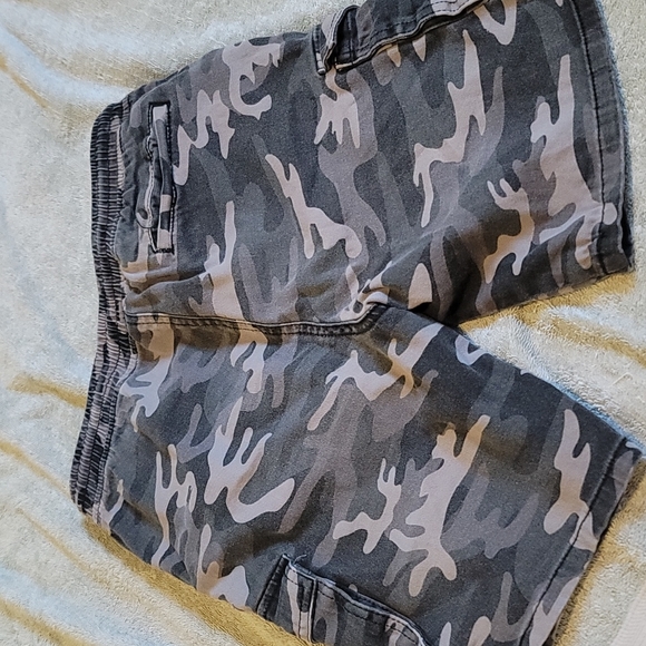 STUNNING RING OF FIRE GREY CAMOFLAGUE DRAWSTRING CARGO SHORTS - Picture 2 of 6